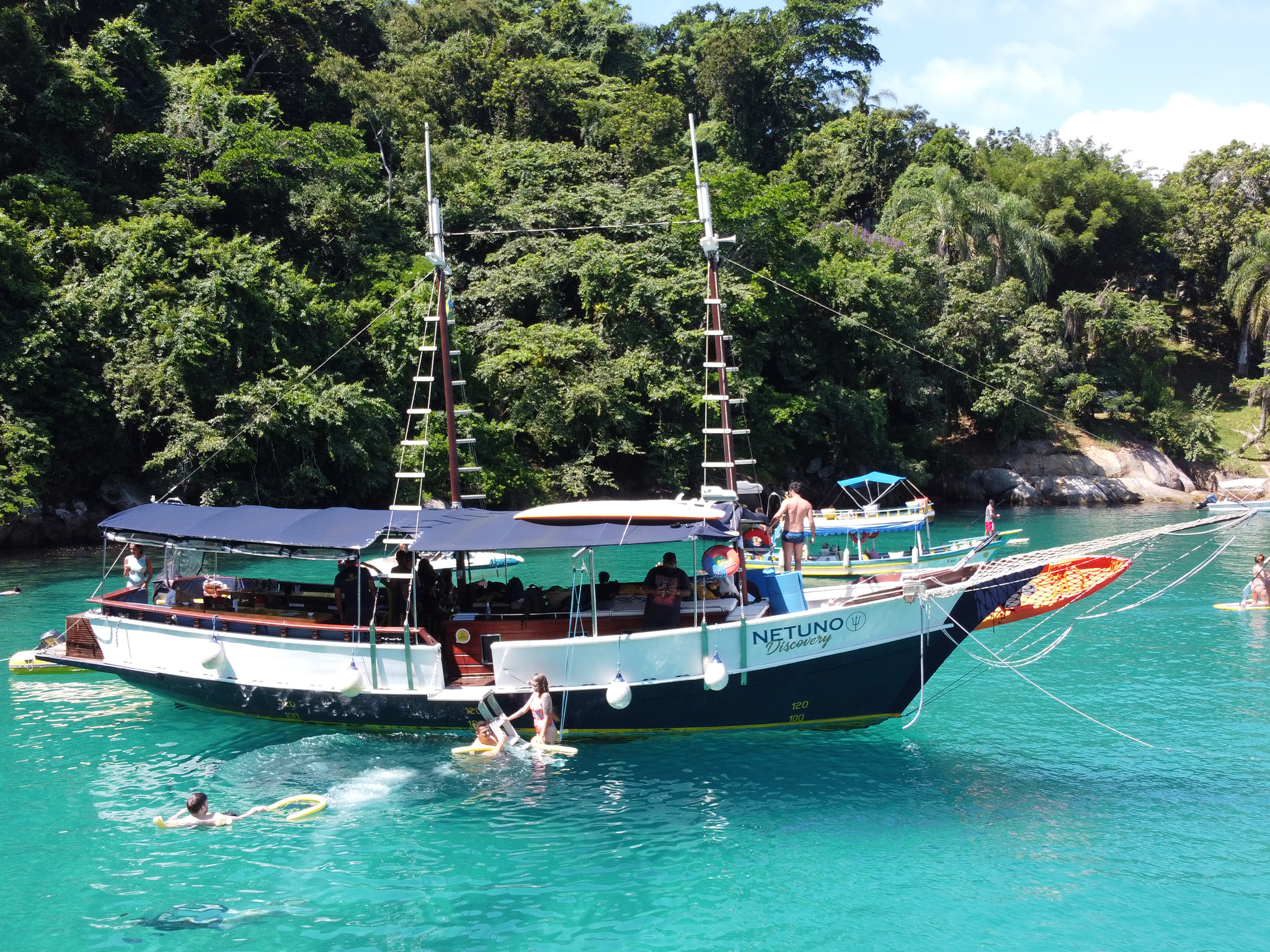 roteiro-aguas-claras-em-paraty-rj-escuna-netuno-discovery-passeio-de-escuna-em-paraty (40)