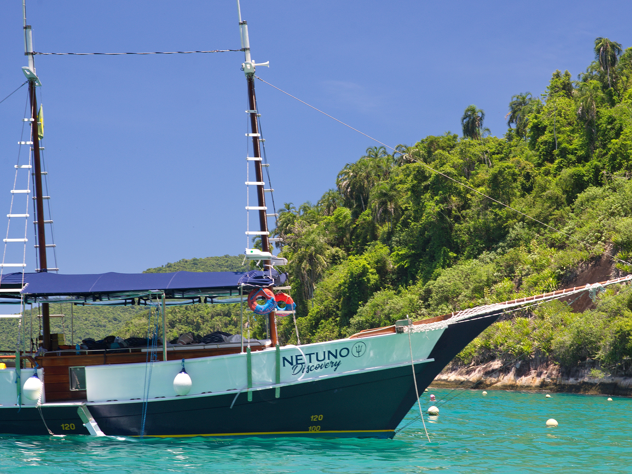 roteiro-aguas-claras-em-paraty-rj-escuna-netuno-discovery-passeio-de-escuna-em-paraty (46)